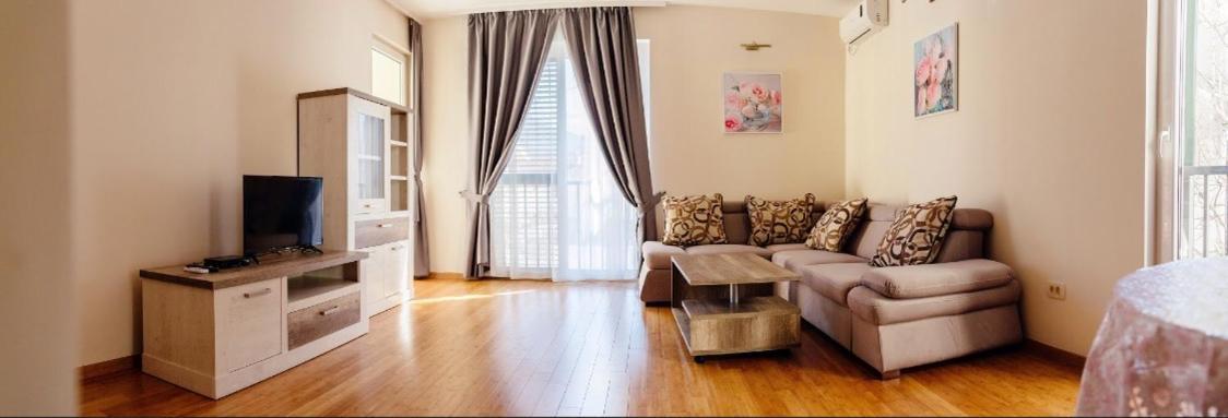 Apartments Nirgilija Тиват Екстериор снимка