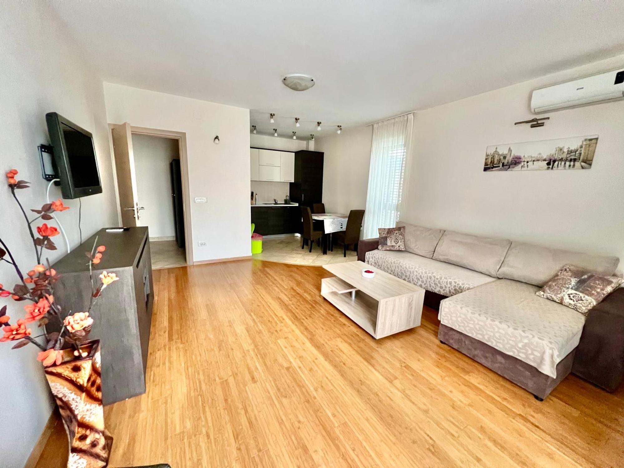 Apartments Nirgilija Тиват Екстериор снимка